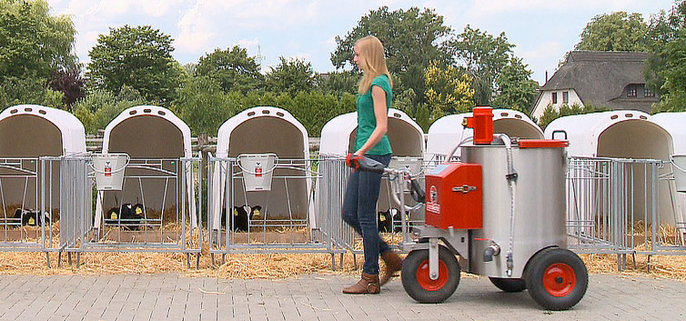 MilkShuttle melketralle er praktisk til fylling av melkebøtter i kalvehytter.