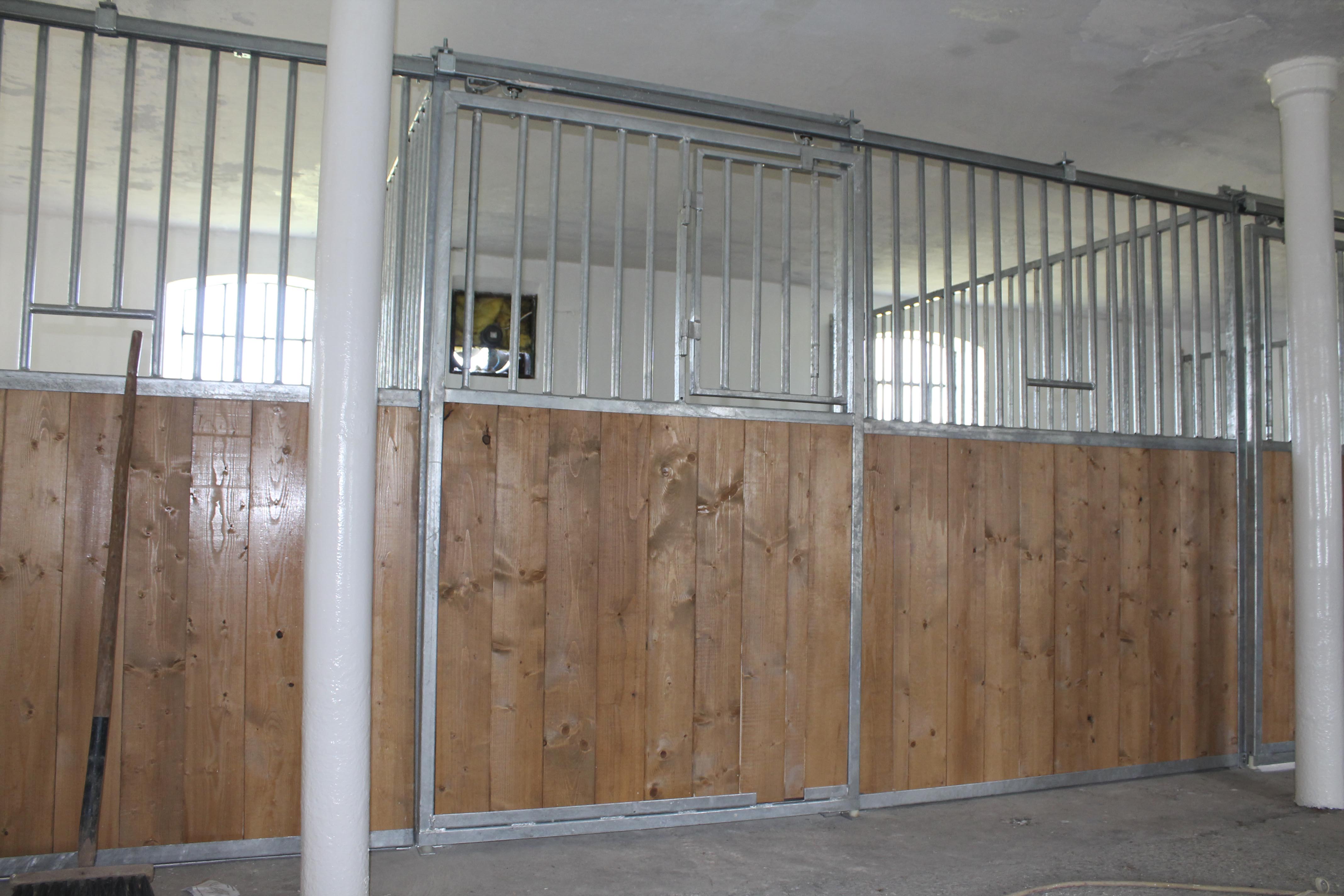 Fronten på HS hesteboks med skyvedør.