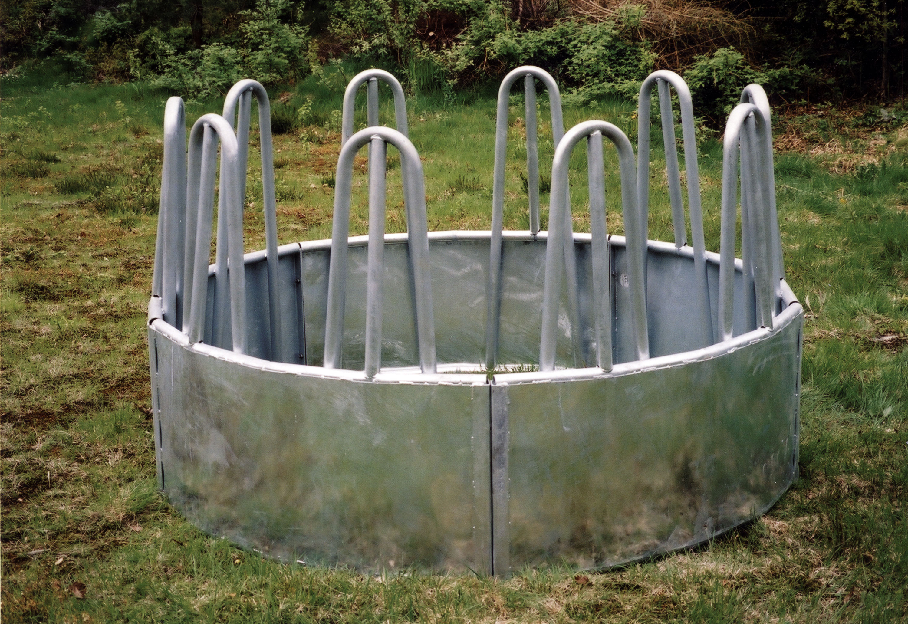 Gullkrona fôrhekk for storfe med 10 eteplasser.