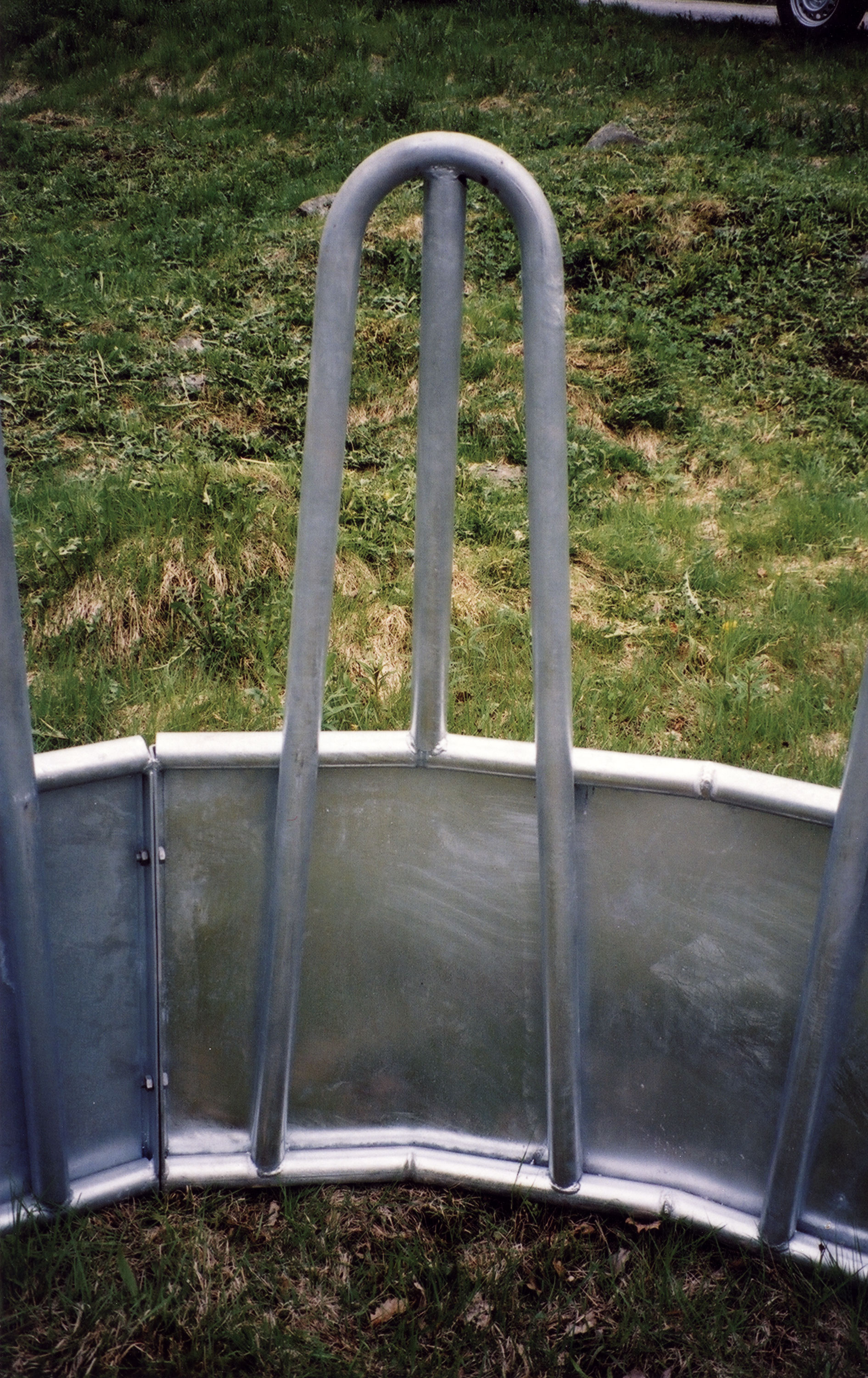 Halsbøylene på Gullkrona fôrhekk er nederst sveiset fast oppå bunnrøret for å oppnå en solid og stabil løsning med lang holdbarhet.