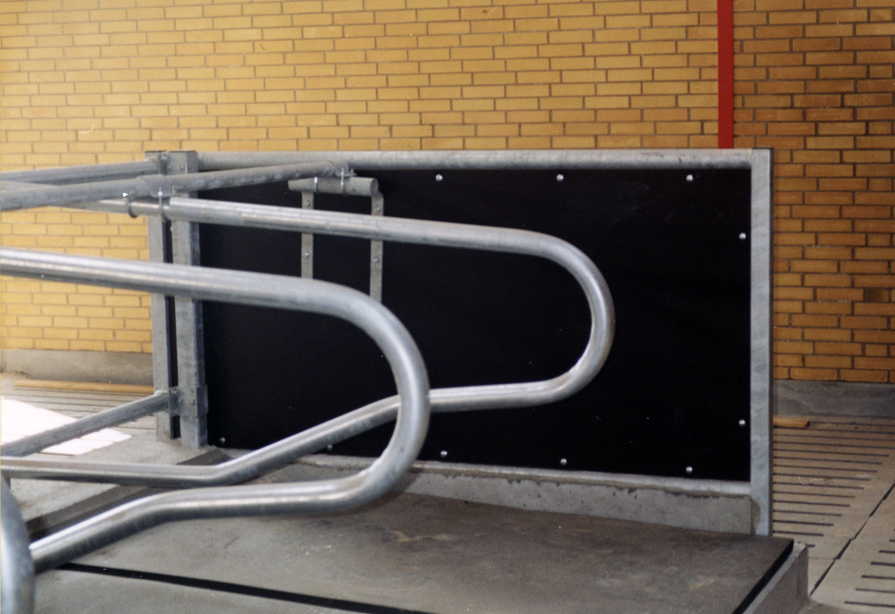 Endebåsskille med tettplate mot gang.