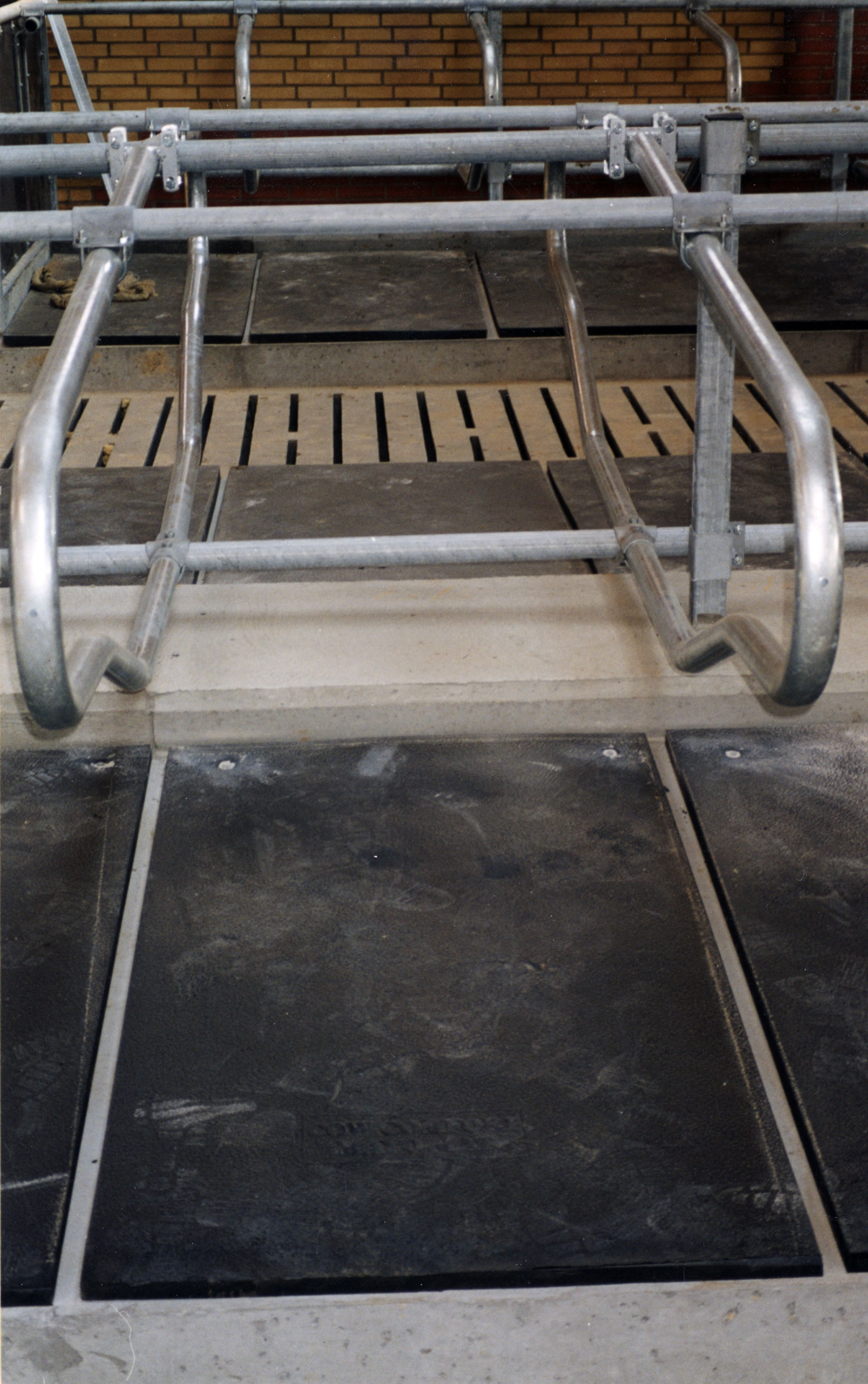 Innfestning av nakkerør kan enkelt løsnes og forskyves.