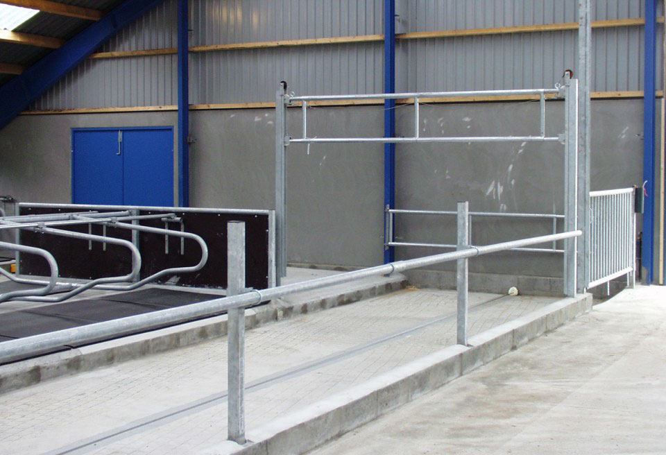 Fremtiden front med frontrør, liggebåsskiller, heveport og sperreport med to rør.