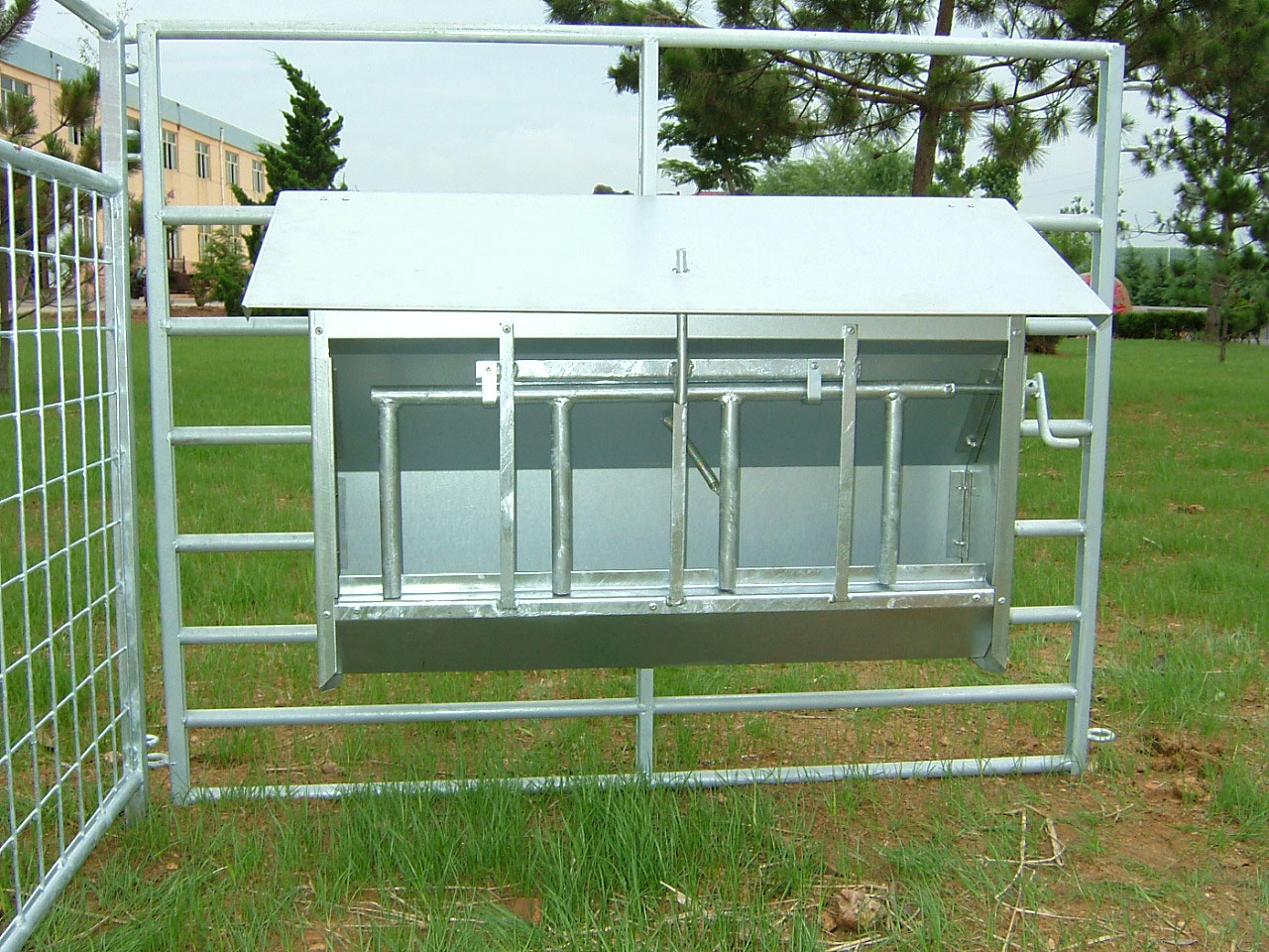 Mini kraftfôrautomat for bingeskille - 4 justerbare eteplasser