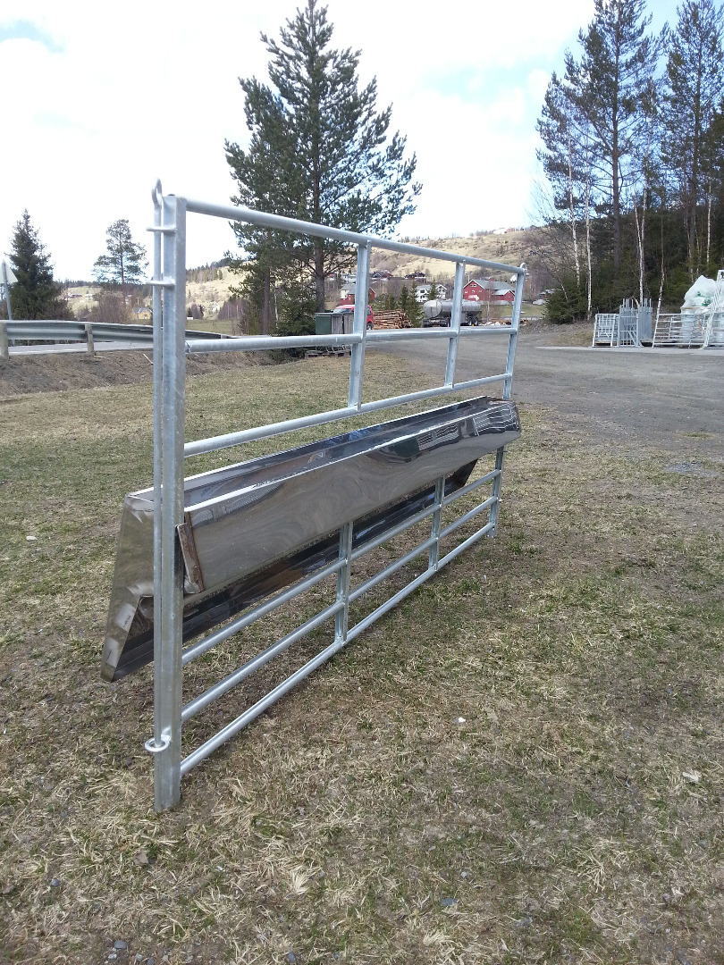 Grind med vippbar krybbe oppsvingt posisjon.