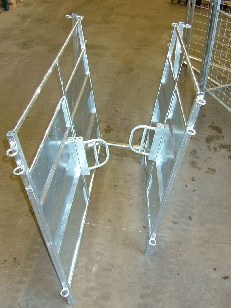 Tett skille med spor for montering av enveisperre. Hindrer sau i å bakke.