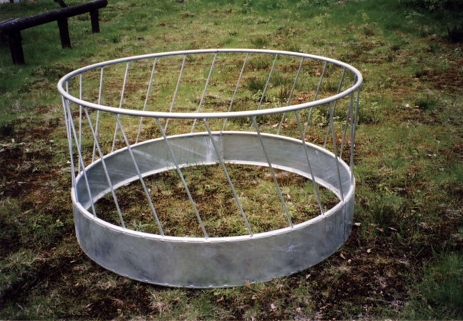 Gullsøya rundballehekk med skråspiler.