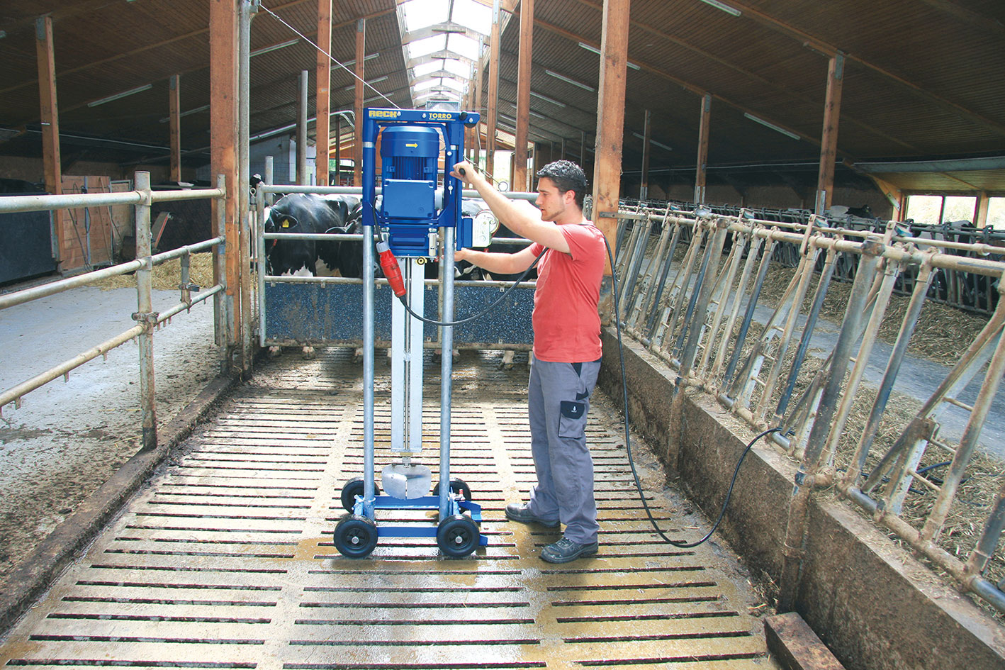Torro kanalomrører i oppheiset posisjon.