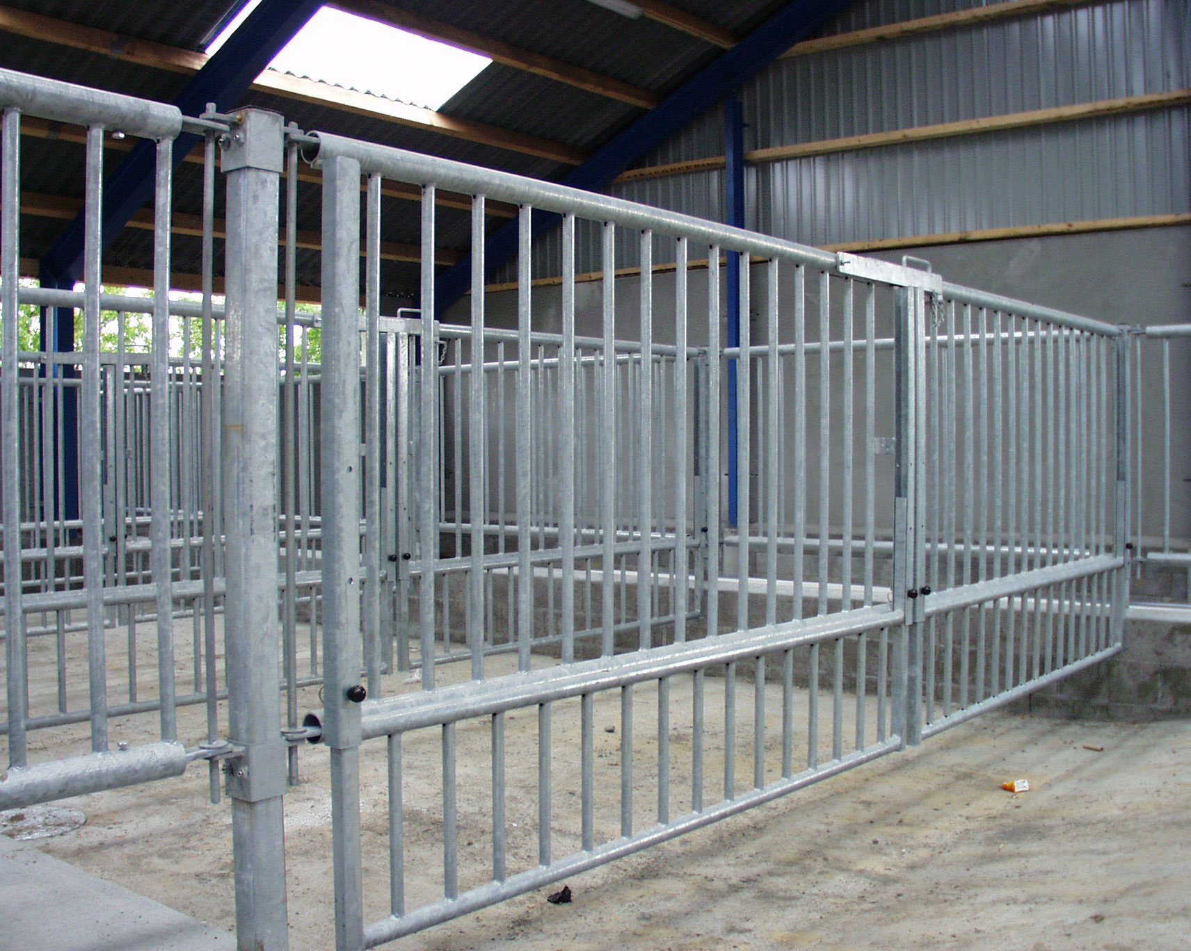 Bingeskille med hevbart skjørt for talleløsninger