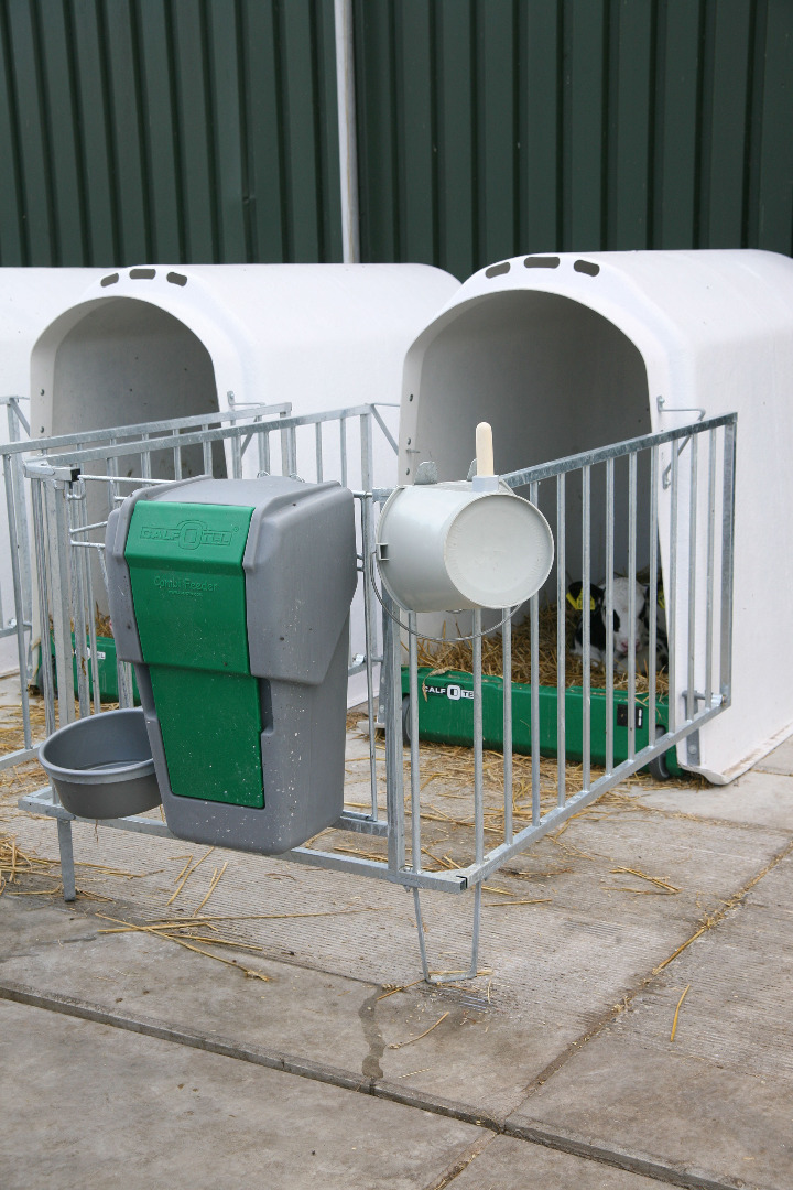 Calf-O-Tel kombifeeder for høy og kraftfôr.