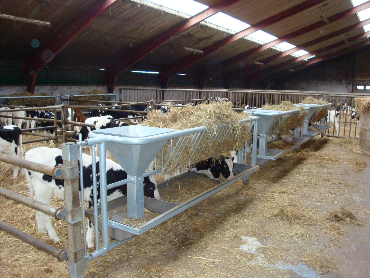 3-i-1 krybbe med høyhekk, krybbe og kraftfôr