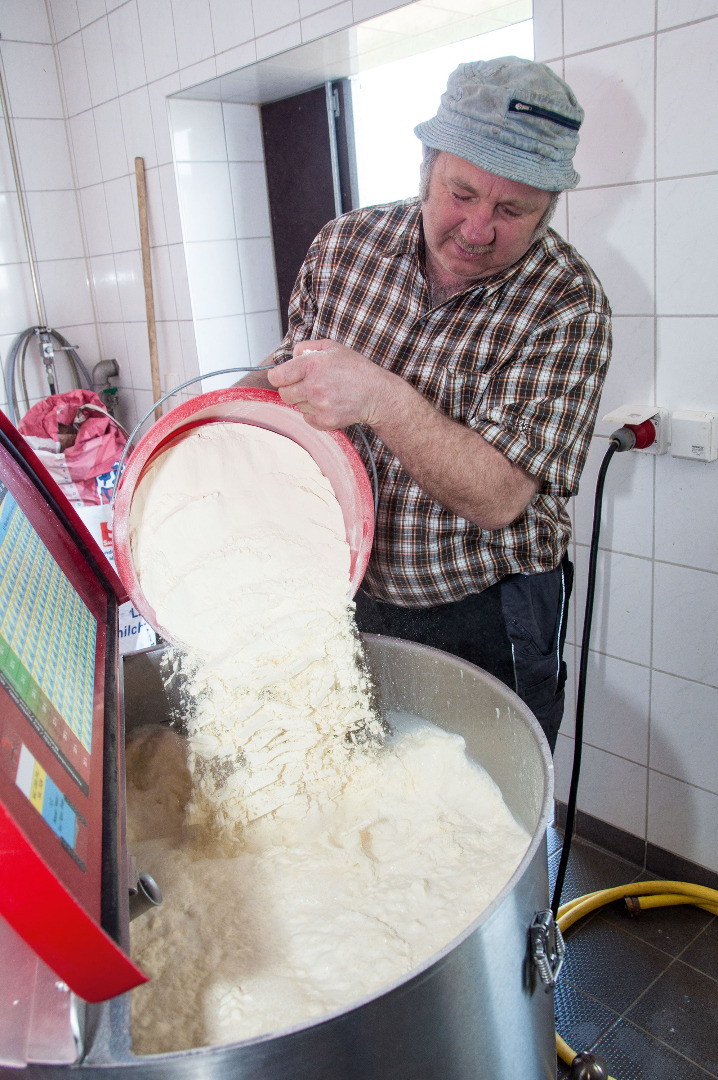Fylling av melkeerstatning i Urban MilkShuttle melketralle