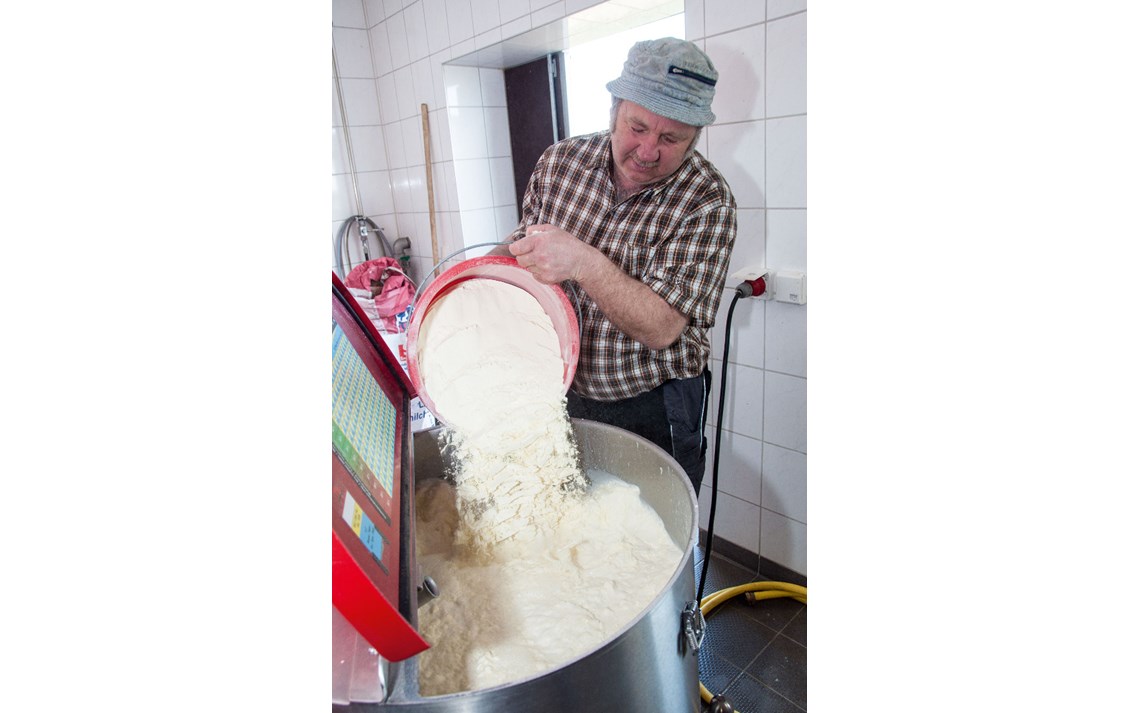 Fylling av melkeerstatning i Urban MilkShuttle melketralle