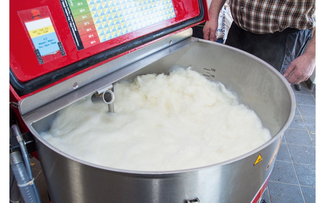 Omrøring av melkepulver i MilkShuttle melketralle