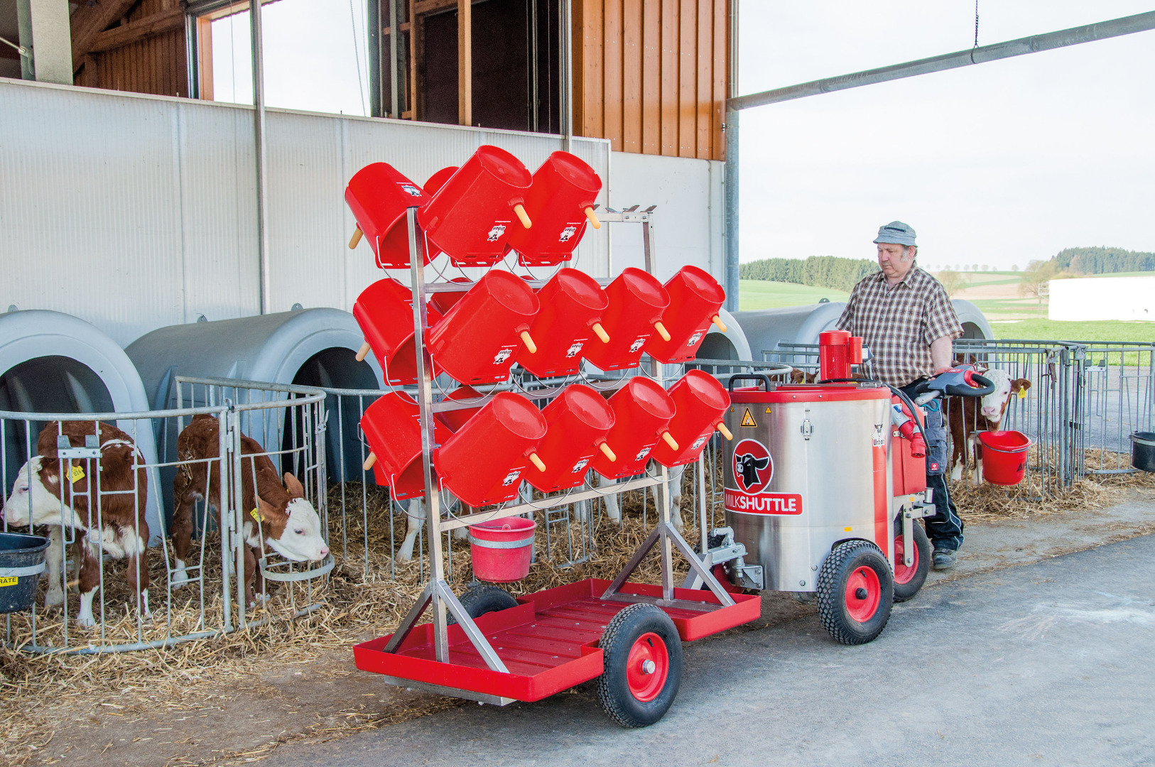 MilkShuttle melketralle med tilhenger til rene bøtter.