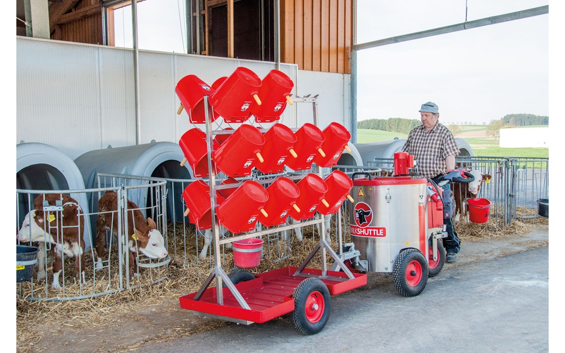 MilkShuttle melketralle med tilhenger til rene bøtter.