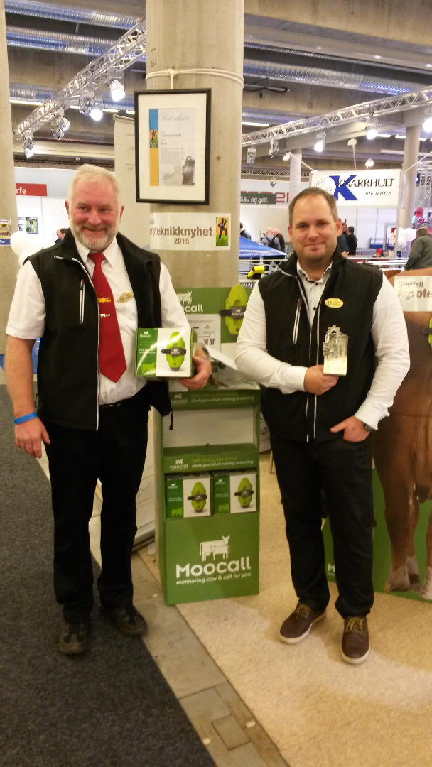 Geir Nielsen og Kjetil Nielsen viser frem Moocall som fikk sølvakset på Agroteknikk 2015