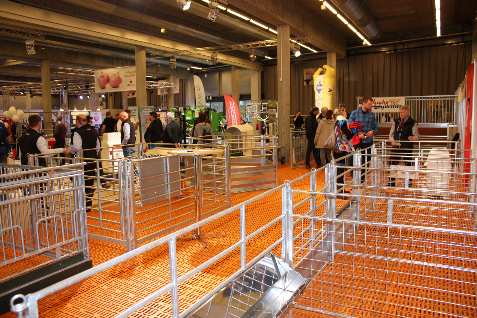 Husdyr Systemers stand på Agroteknikk 2015 med et stort produktspekter