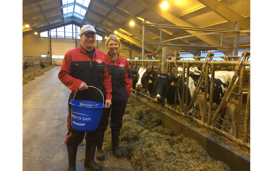 Gunhild og Eivind Prestegård, Bryne: - Reviva er en velsmakene drikk som tilfører dyret nok veske sammen med energi, elektrolytter, mineraler og vitaminer. Kua blir da i stand til å starte grovfôropptaket slik at hun kommer raskt tilbake i produksjon. Vi vil derfor gi Reviva til alle våre kyr etter kalving.