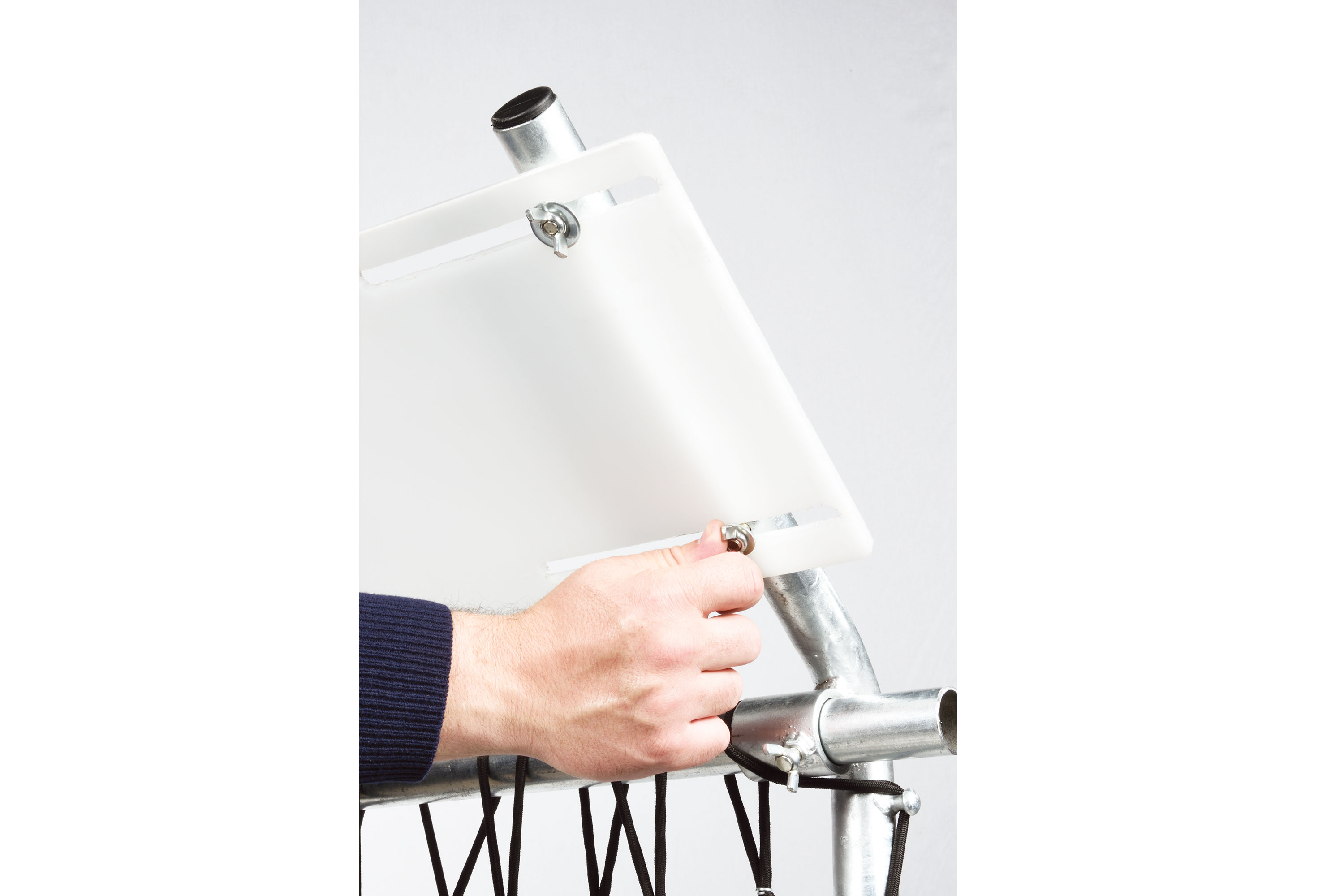 Festing av bunnplaten på behandlingsstolen.