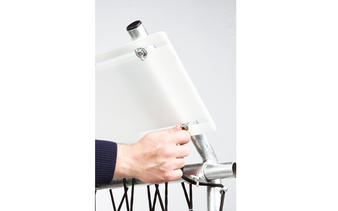 Festing av bunnplaten på behandlingsstolen.