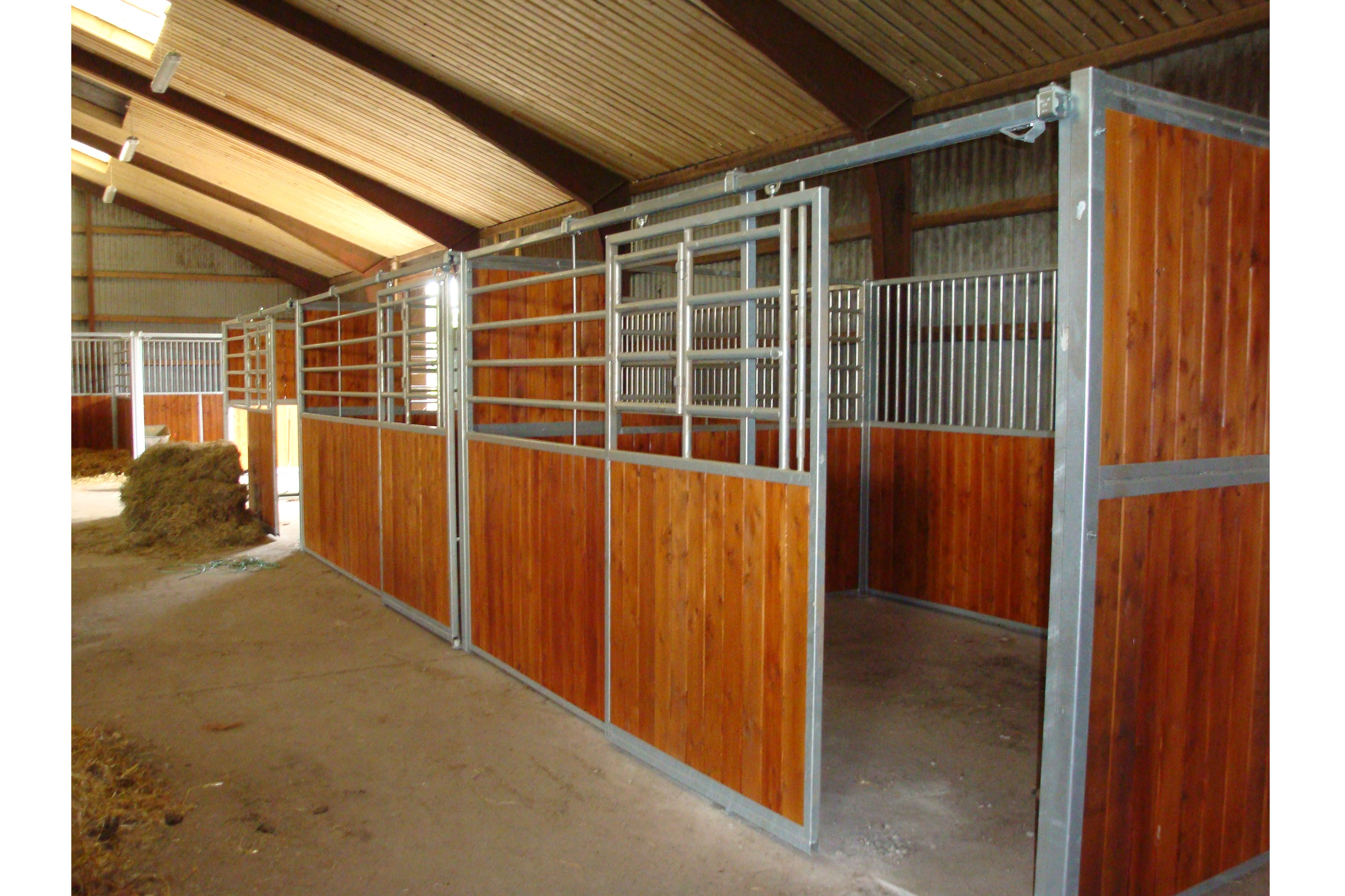 Grand Prix hesteboks med lettløpende skyvedør som gjør det enkelt å komme inn og ut av hesteboksen.