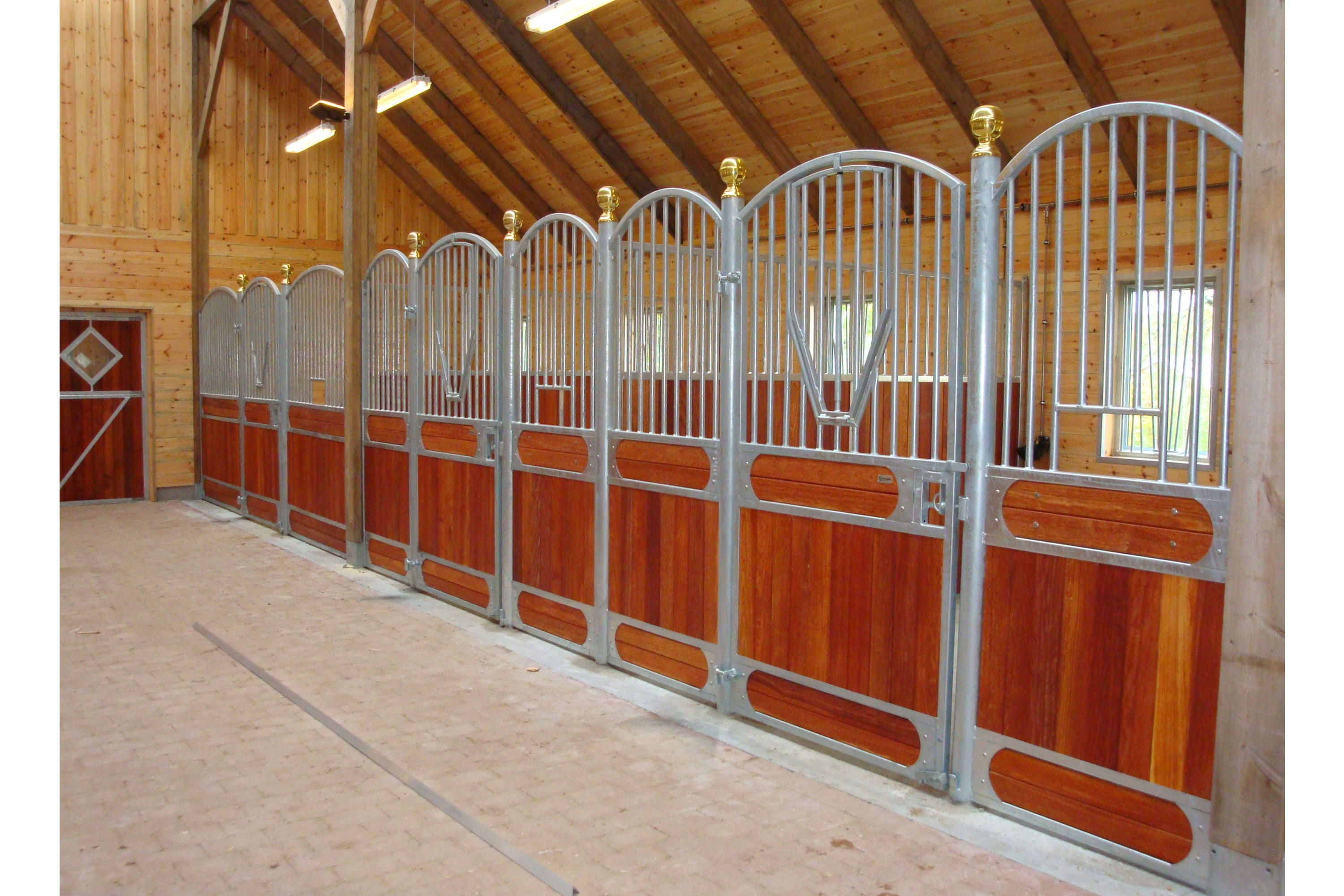 Royal hestebokser med buet gitter og vakre messingkuler.