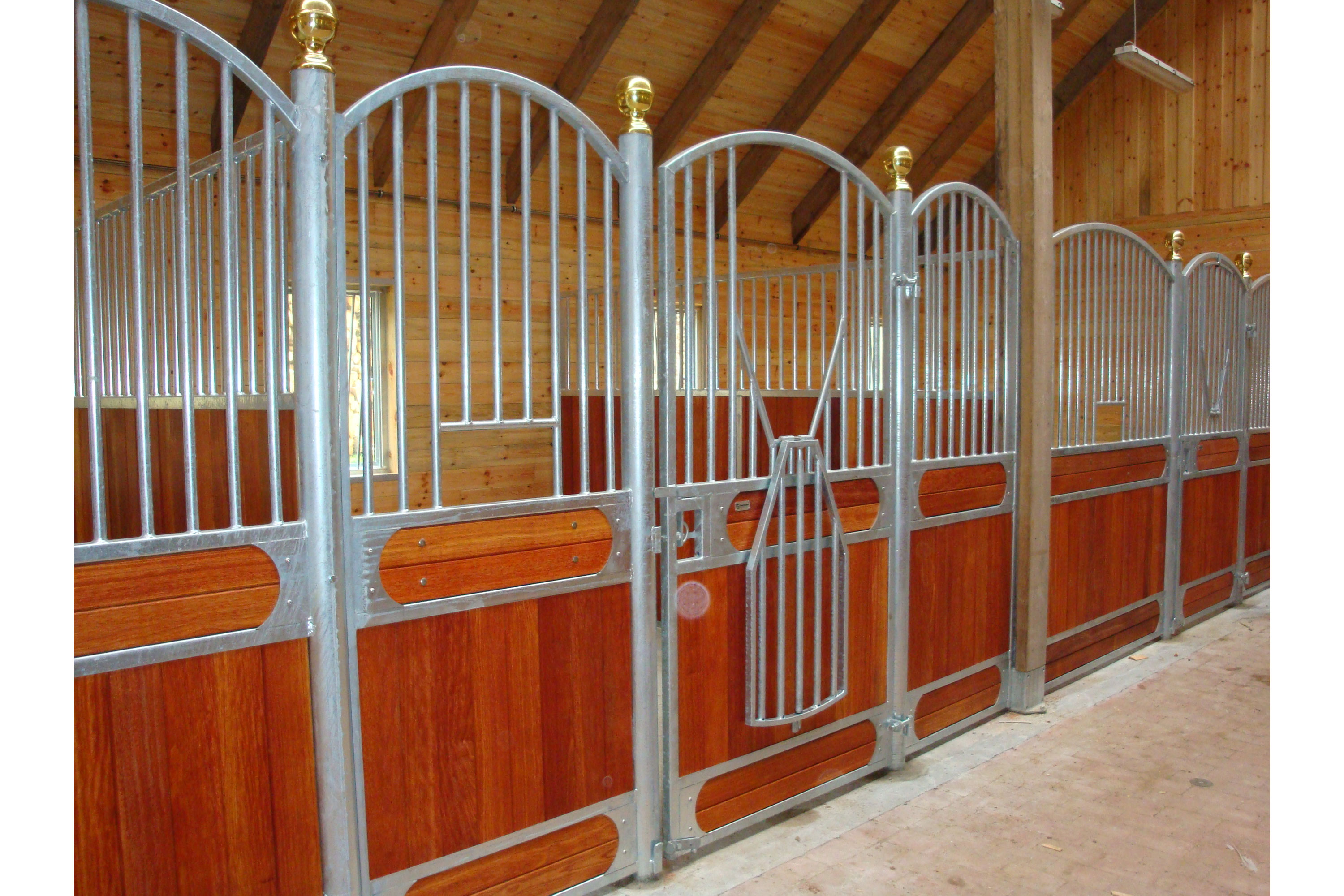 Royal hestebokser med nedfellbart  gitter som er åpnet.