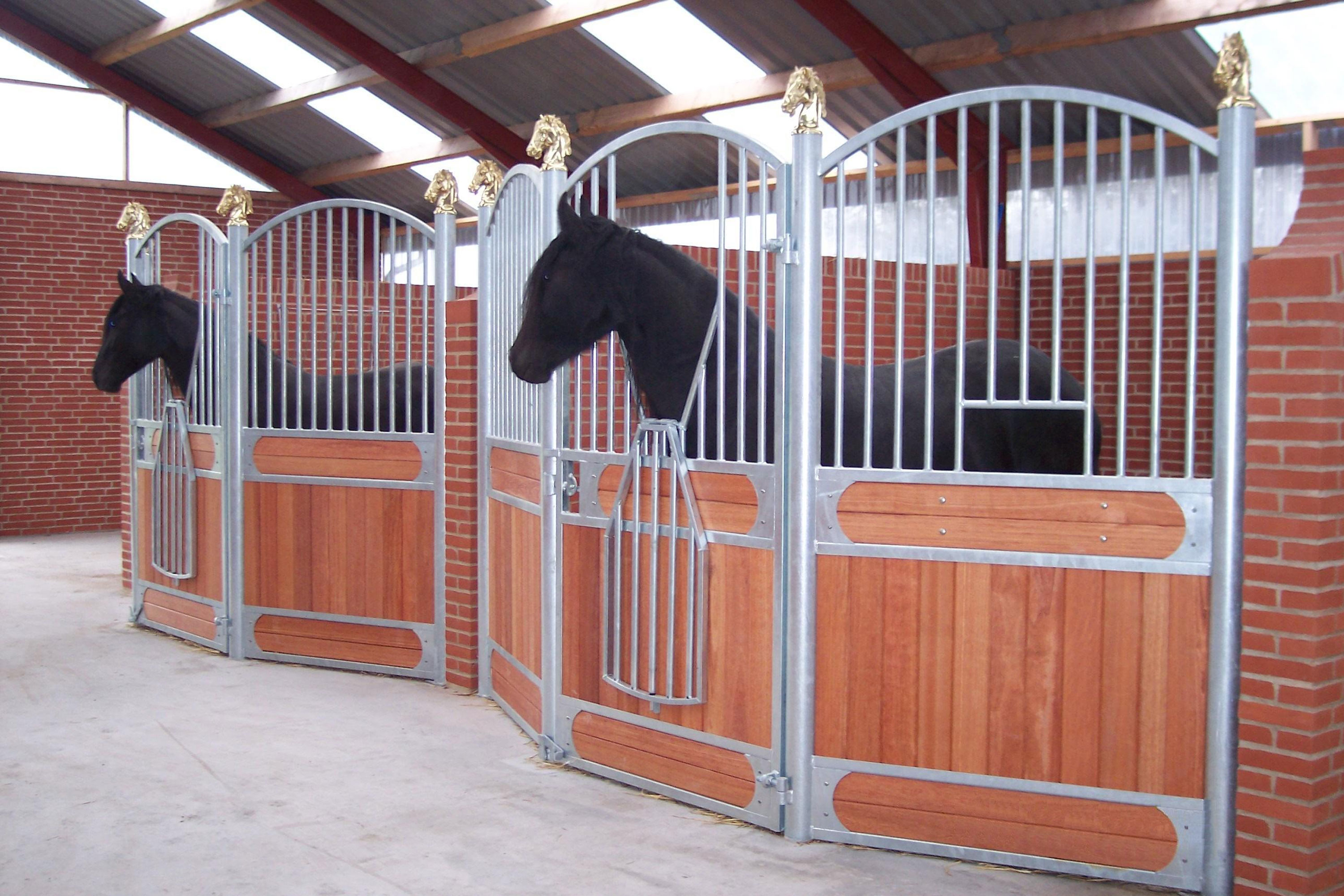 Royal hestebokser med fremskutt dør og hestehoder som pynt.