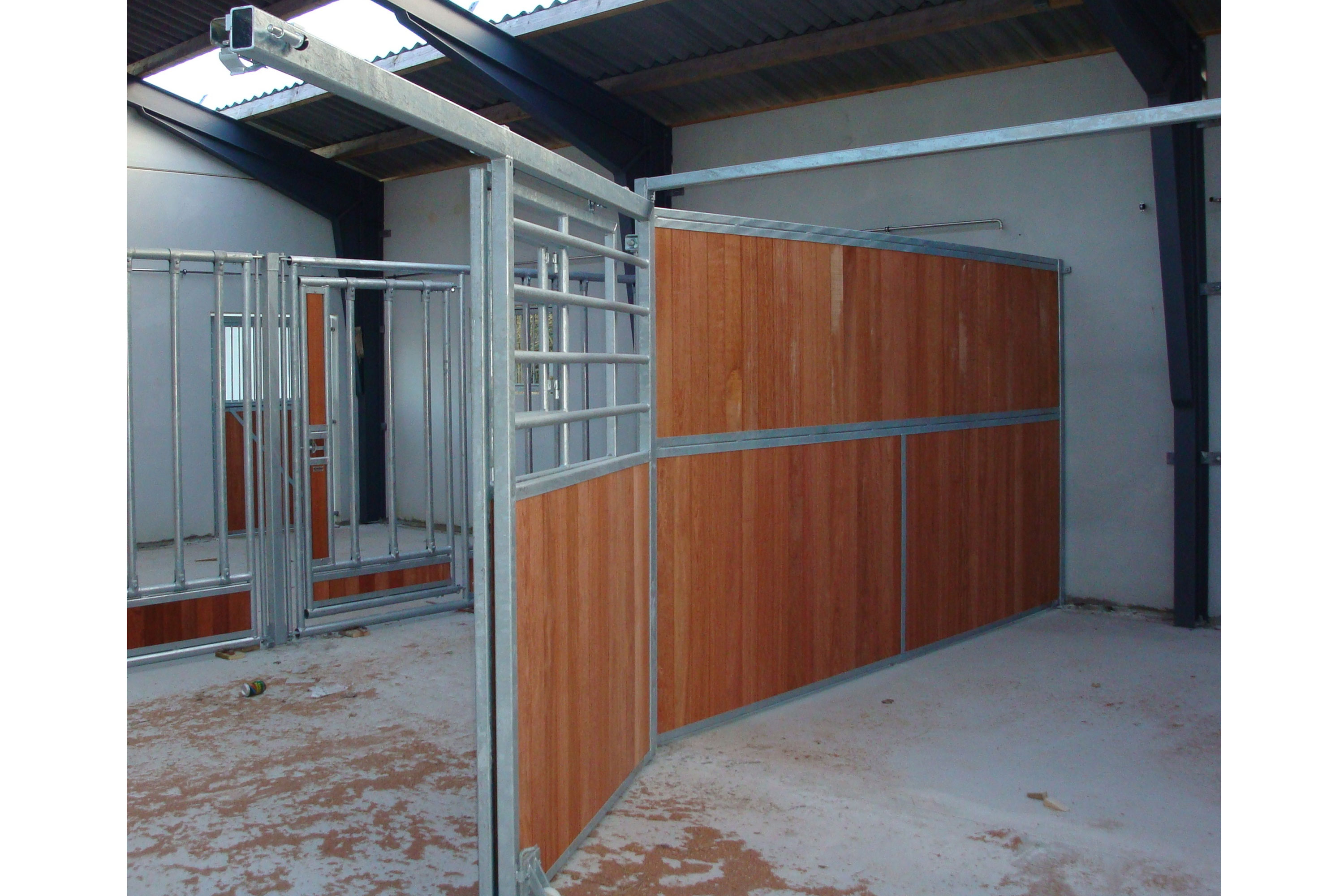 Med åpen front er det lett å komme inn i hesteboksene.