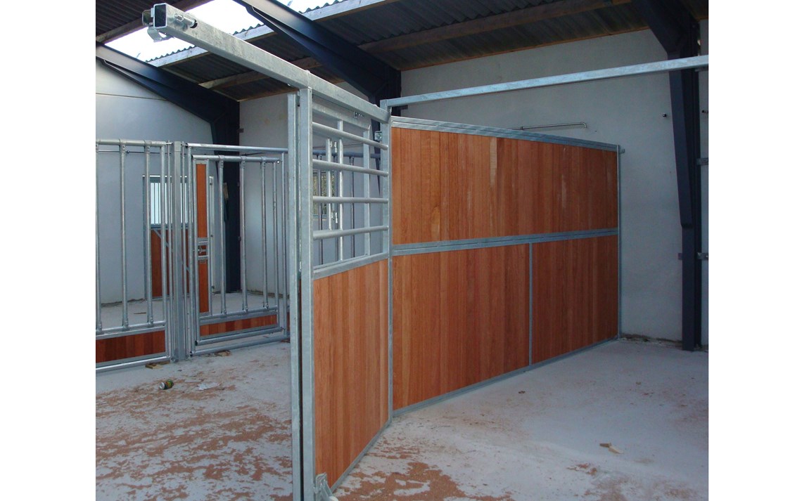 Med åpen front er det lett å komme inn i hesteboksene.