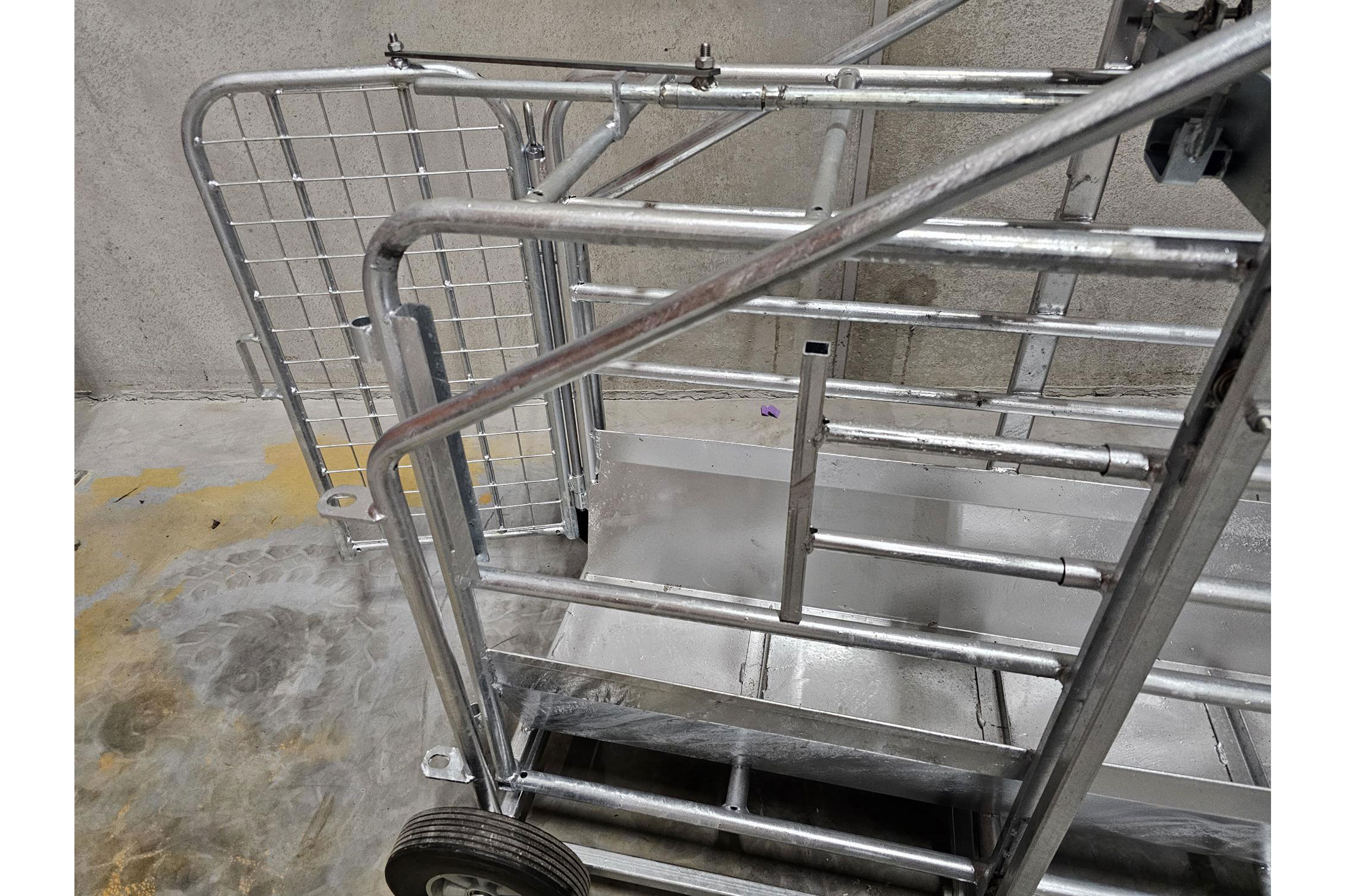 HS vekt for sau og lam har teleskopisk  sidegrind på ene siden for lettere å komme til ved behandling.