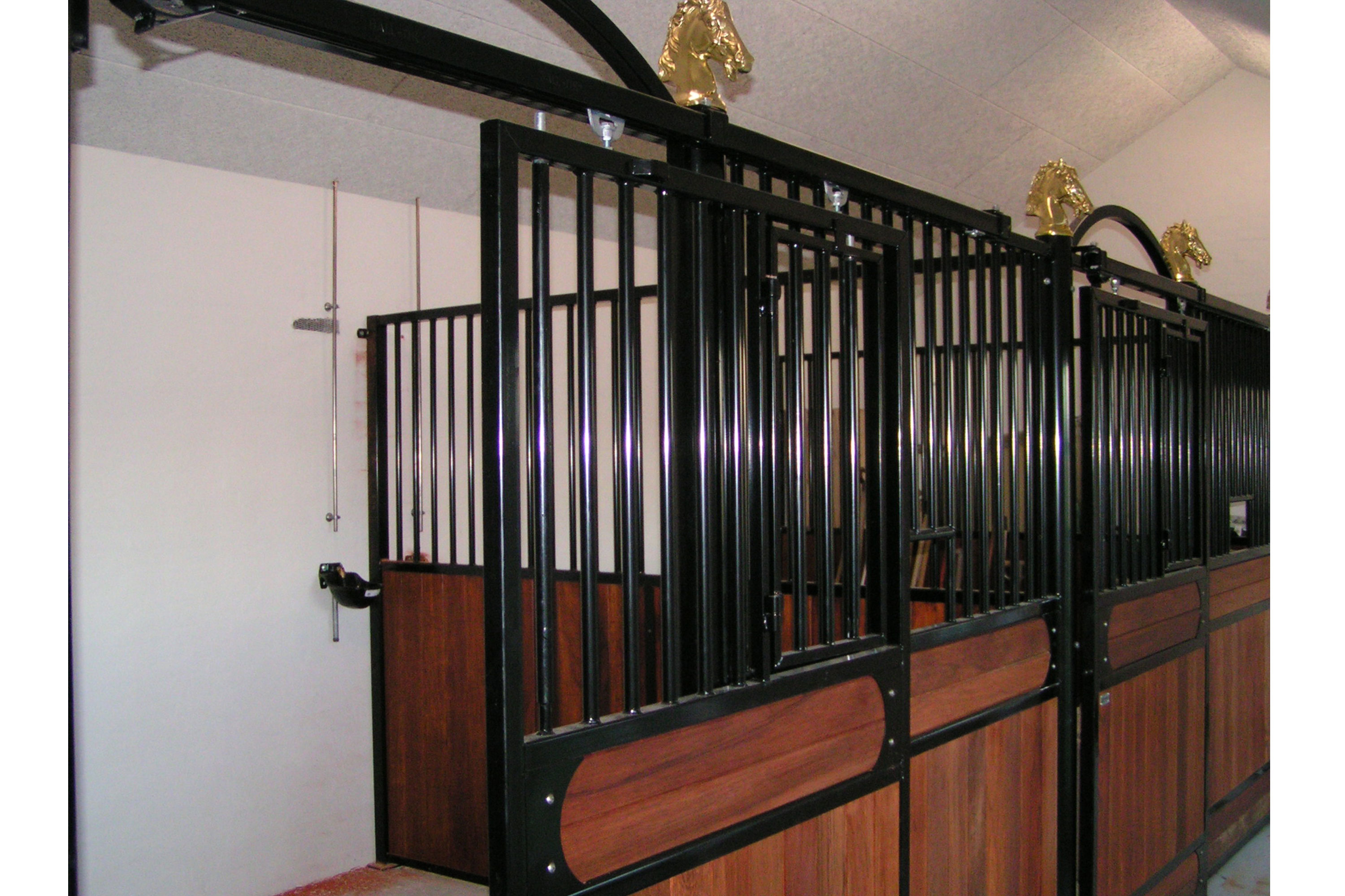 Avantgarde hestebokser varmgalvanisert og lakkert sort med hestehoder.