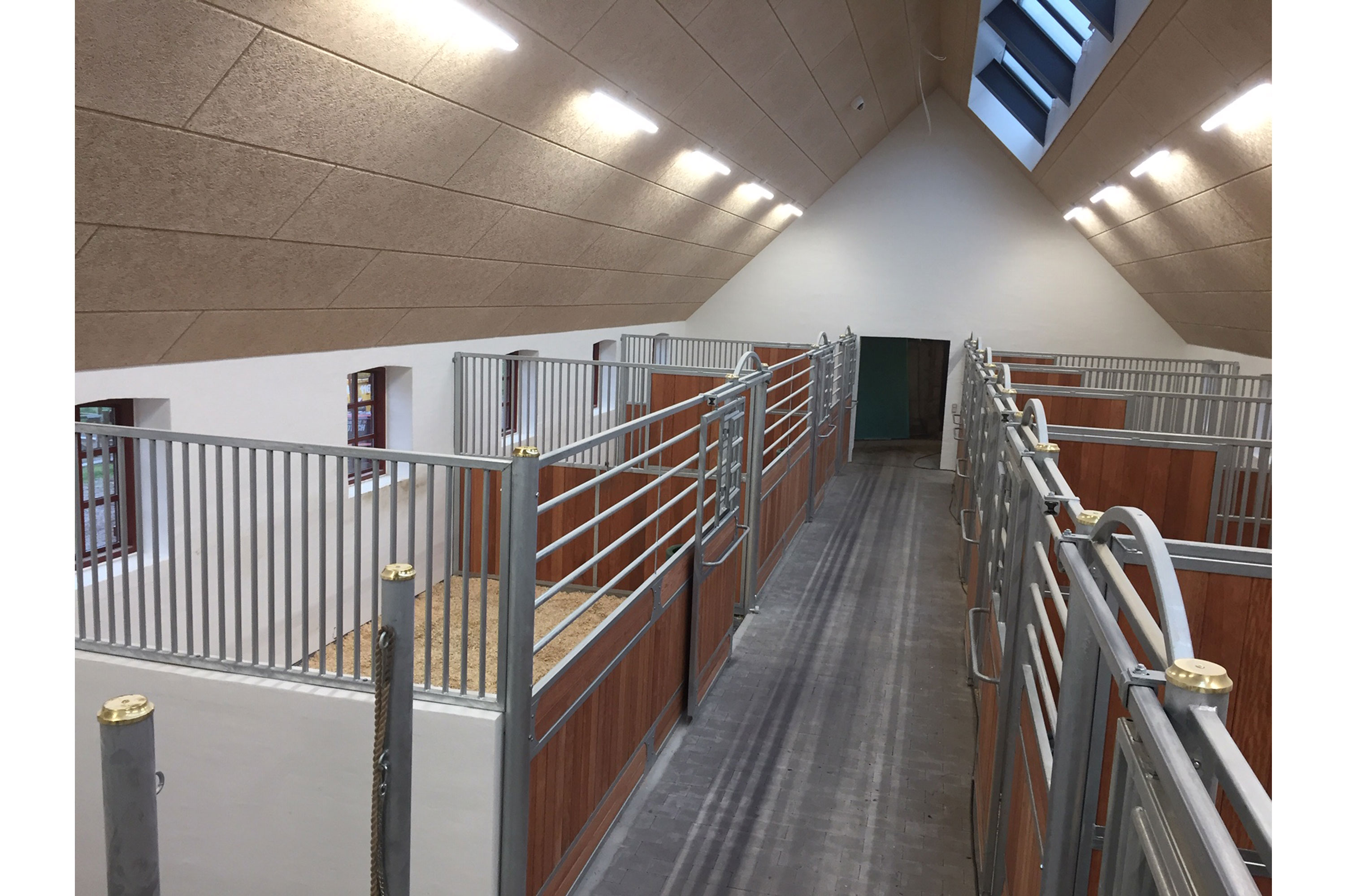 Avantgarde hestebokser med dekkenbøyle på skyvedører.