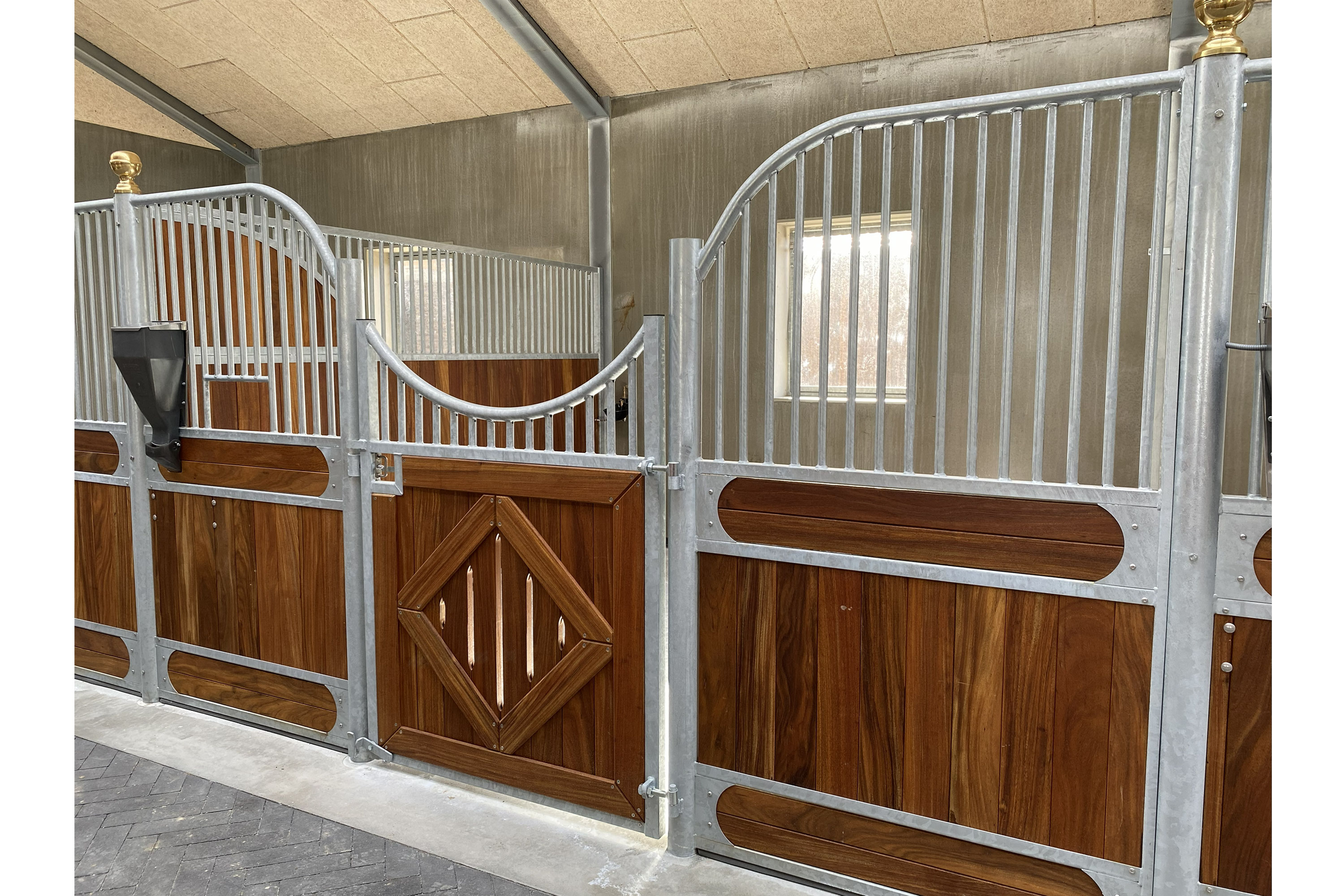 Gulliksen hestebokser med mønster og utfresinger i dør.