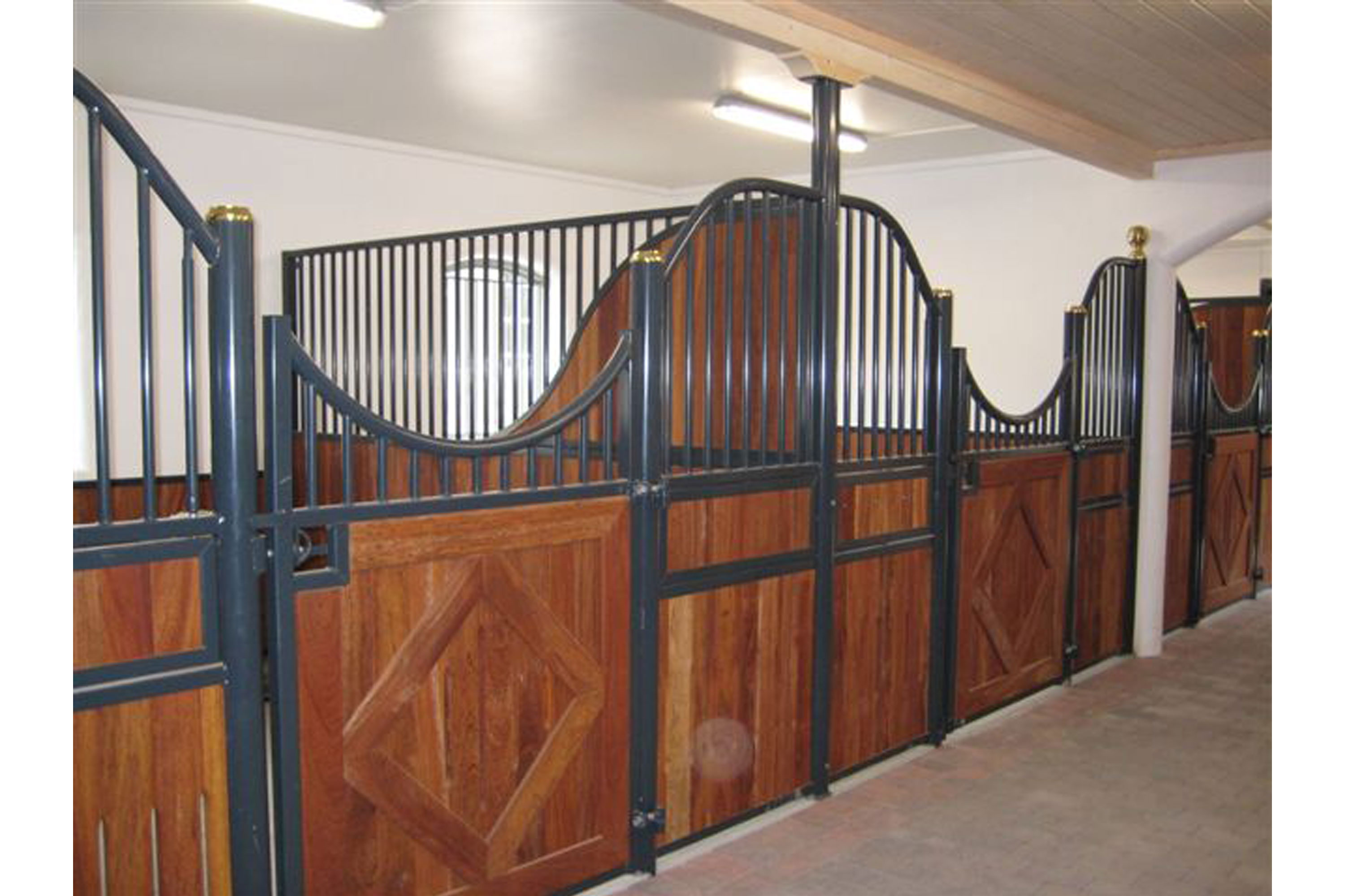 Gulliksen hestebokser lakkert sort, gir muligheten til å følge med for hestene.