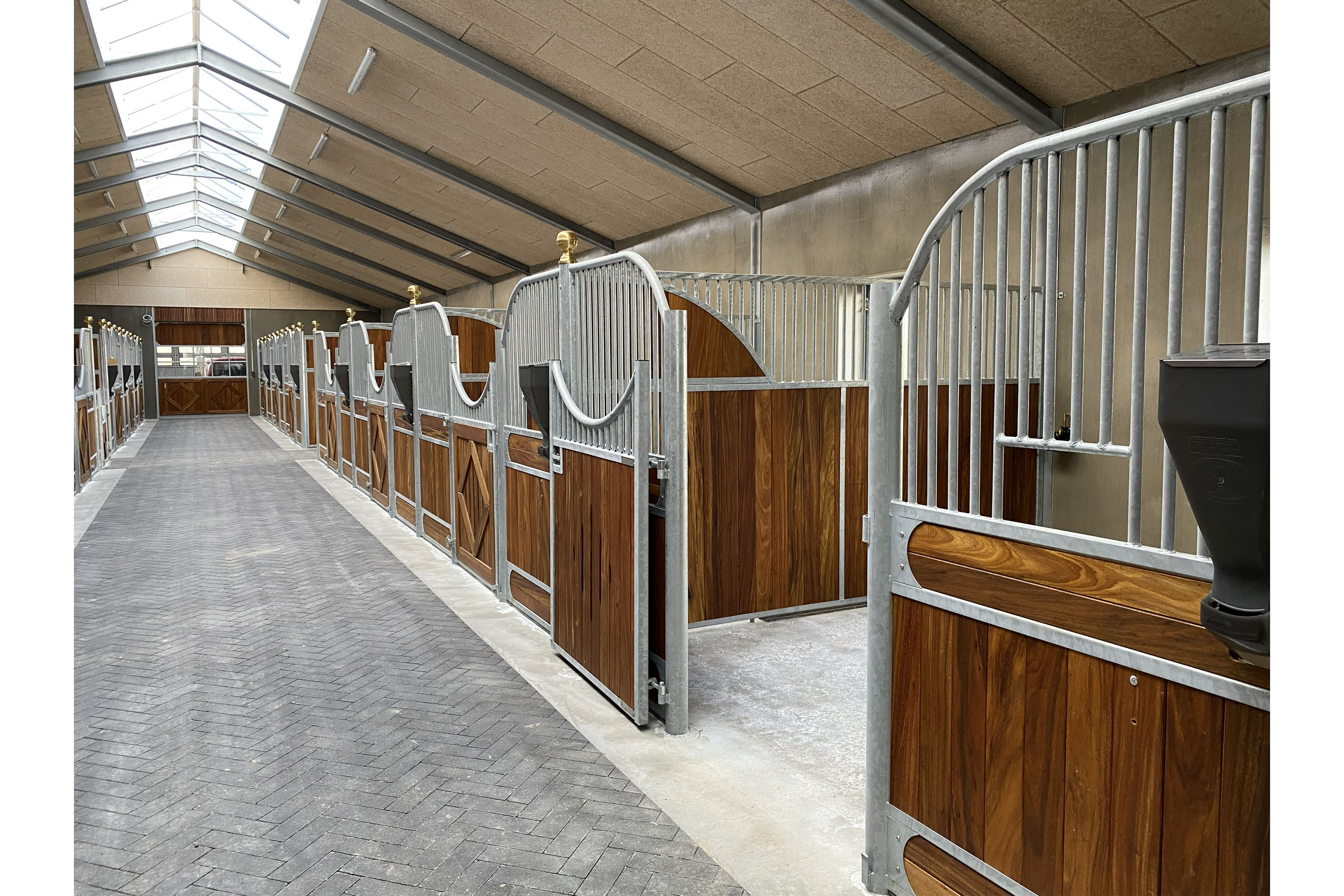 Gulliksen hestebokser med åpen dør.