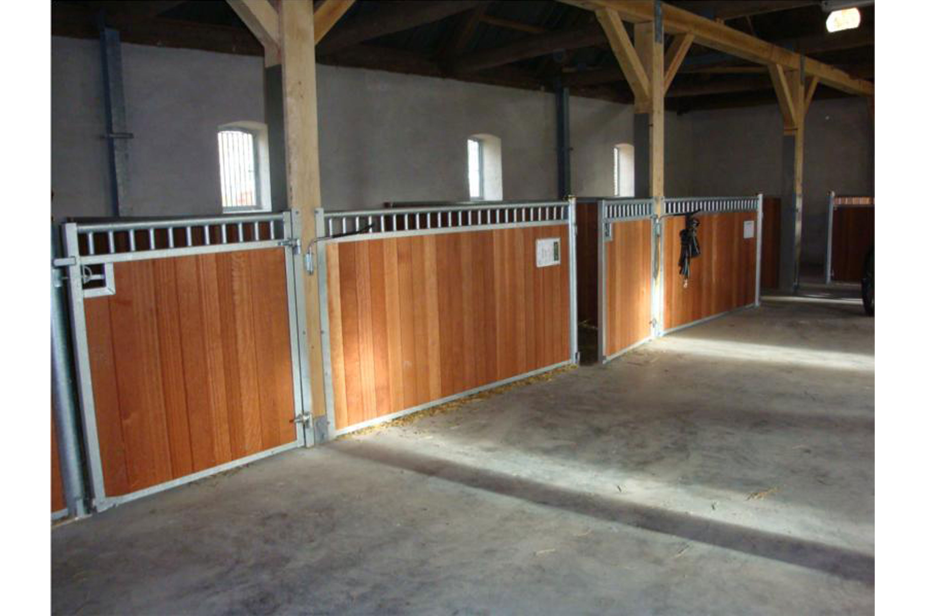 Ponnibokser – variant med ekstra høyde med runde stolper.